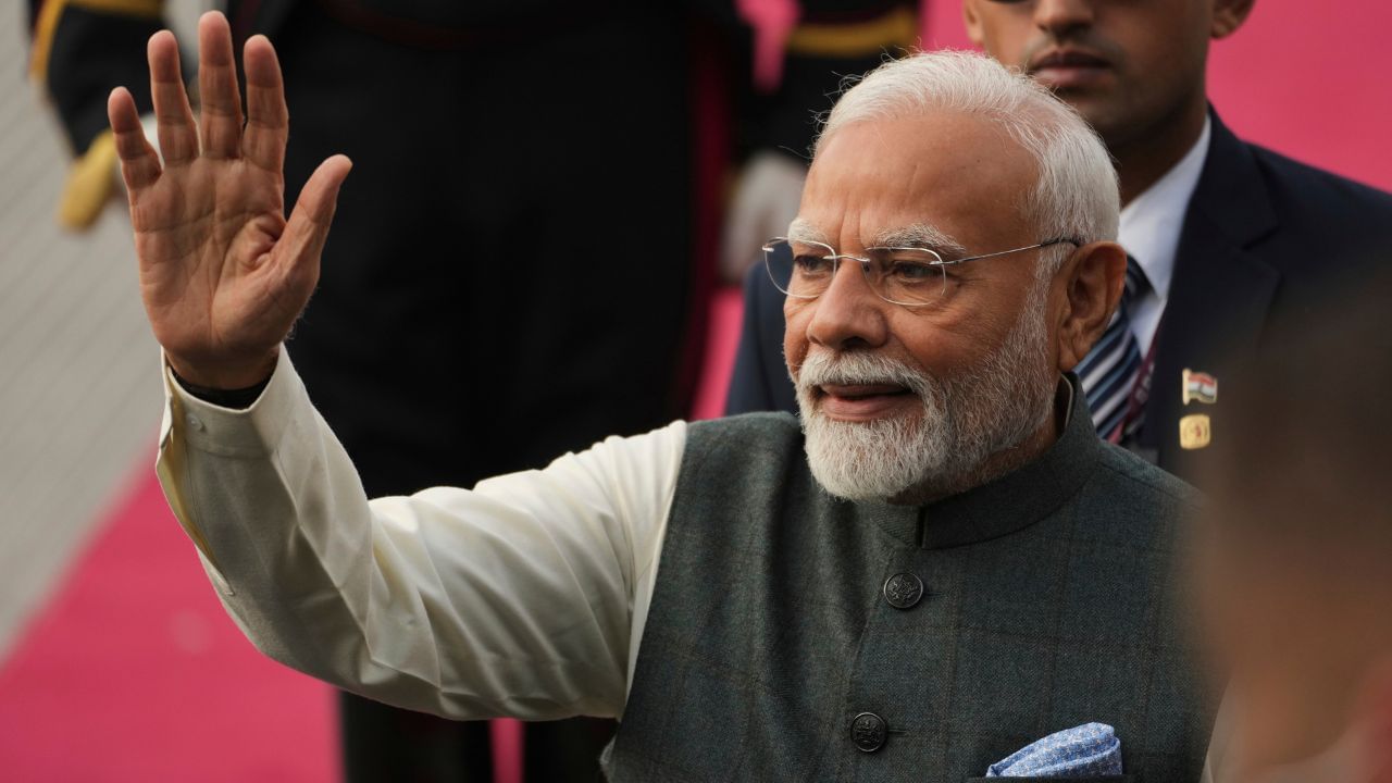 PM Modi in Bengal: শুধু দমদমই নয়, দুর্গাপুরেও হবে মোদীর সভা? তৃণমূলের একুশের পাল্টা বিজেপির আঠারো PM Modi in Bengal: শুধু দমদমই নয়, দুর্গাপুরেও হবে মোদীর সভা? তৃণমূলের একুশের পাল্টা বিজেপির আঠারো