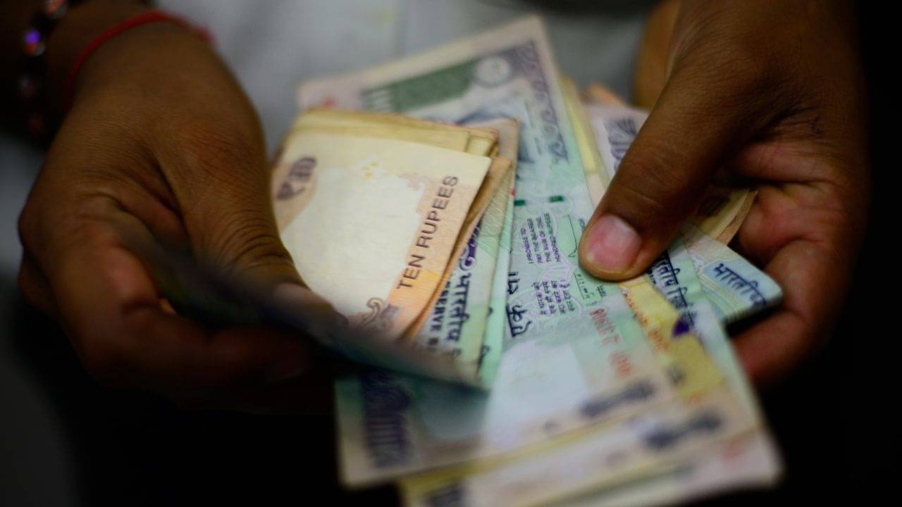 Small Savings Interest: পোস্ট অফিসে রেকারিং থেকে পিপিএফ, স্বল্প সঞ্চয় প্রকল্পে সুদের হার নিয়ে বড় সিদ্ধান্ত কেন্দ্রের