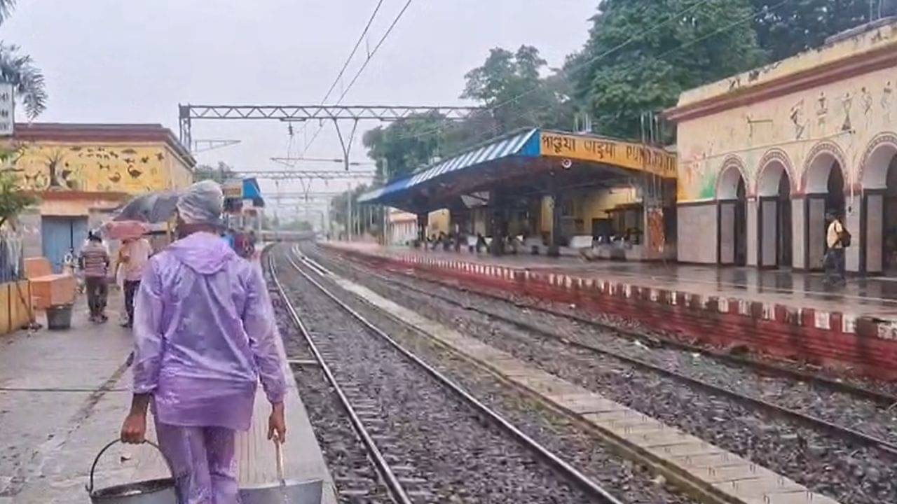 Hooghly: পা পিছলে সোজা রেল লাইনে মহিলা, হাই স্পিডে হর্ন বাজিয়ে তখন আসছে এক্সপ্রেস ট্রেন, পাণ্ডুয়া স্টেশনে শিউরে উঠলেন যাত্রীরা