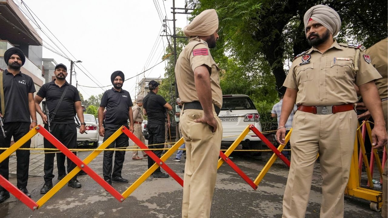 Independence Day: আবার শুরু পাকিস্তানের শয়তানি? স্বাধীনতা দিবসের আগেই ছিল ভয়ঙ্কর প্ল্যান, ধরে ফেললেন গোয়েন্দারা Independence Day: আবার শুরু পাকিস্তানের শয়তানি? স্বাধীনতা দিবসের আগেই ছিল ভয়ঙ্কর প্ল্যান, ধরে ফেললেন গোয়েন্দারা