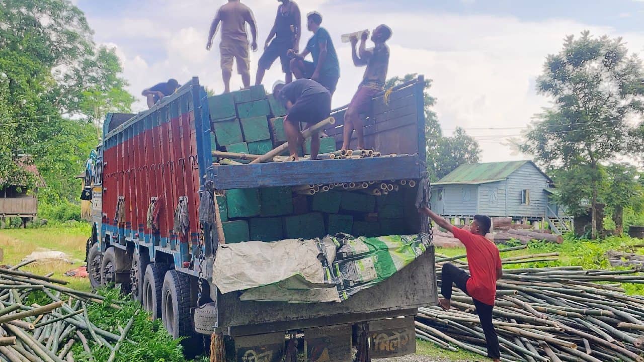 Smuggling: উপরে বাঁশ, আর নিচেই ছিল আসল জিনিসটা! কলকাতা আসার পথে লরিটাকে আটকাতেই বড় চমক