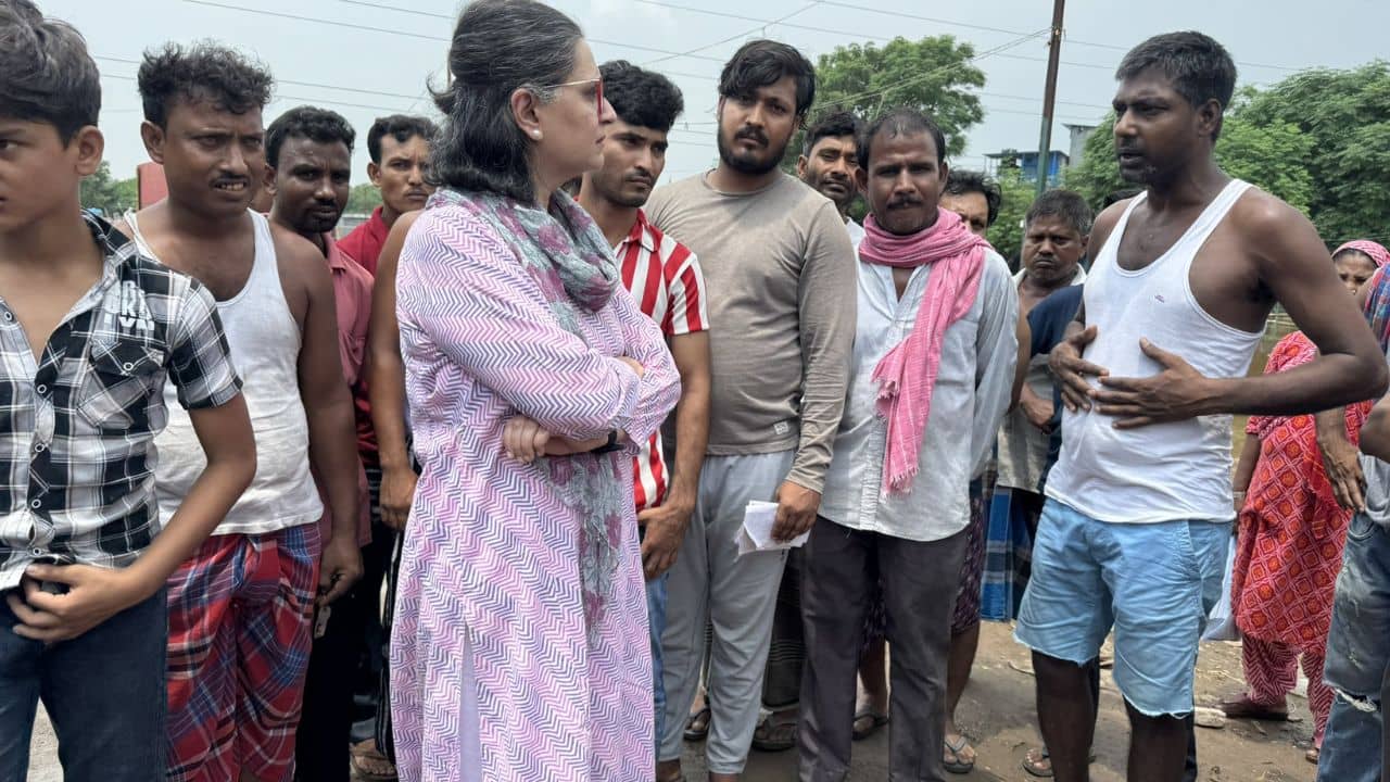 TMC: ভাষা ধরে টার্গেট? দিল্লিতে ঘাড়ধাক্কা দিয়ে বাংলাদেশে পাঠানো বাঙালিদের কলোনিতে হাজির তৃণমূলের টিম