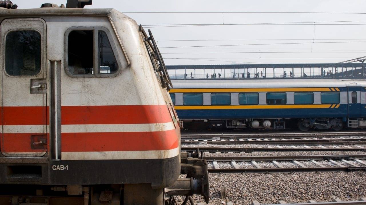 Indian Railway: ব্রিটেন-অস্ট্রেলিয়ার মানুষরাও চড়ছে ভারতের ট্রেন! কীভাবে জানেন?