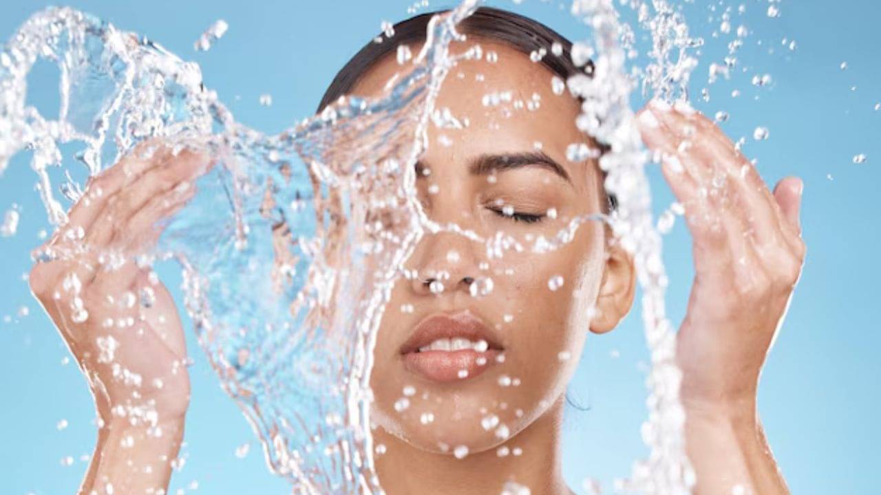 এসব জলে ফেলে জাস্ট গুলিয়ে নিন, চোখে-মুখে ঝাপটা দিলেই ত্বক চকচকে