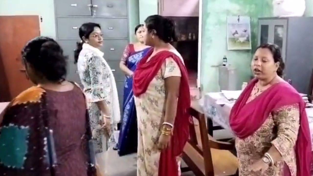 west bengal school: স্কুল চলাকালীনই ঢুকে পড়েছে ওরা, আতঙ্কে ক্লাসে আসা বন্ধ করে দিল ছাত্রীরা