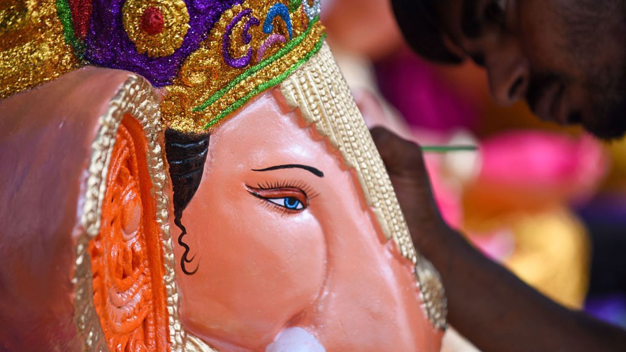 মোদক - মোদক হল ভগবান গণেশের সবচেয়ে প্রিয় ভোগ। বিশেষত নারকেল এবং গুড় দিয়ে তৈরি এই বিশেষ মোদক মহারাষ্ট্রে অত্যন্ত পরিচিত। গণেশ চতুর্থীর সময় বিশেষভাবে বাড়ে এর চাহিদাও। পুরাণ অনুযায়ী, গণেশজির হাতে সর্বদা মোদক থাকে, যা জ্ঞান, সুখ ও ঐশ্বর্যের প্রতীক। বিশ্বাস করা হয়, পুজোয় ২১টি মোদক নিবেদন করলে দেবতা ভক্তের মনস্কামনা পূর্ণ করেন।