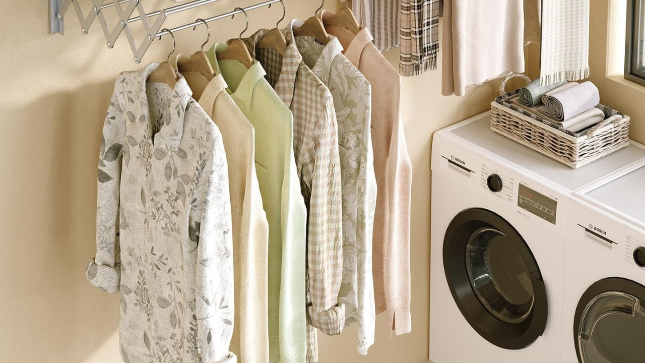 বর্ষাকালে একটা বড় সমস্যা হল জামাকাপড় কেচে কোথায় শুকোতে দেবেন সেটা। যাঁদের নিজস্ব বাড়ি, অনেক জায়গা তাঁদের ব্যপারটা আলাদা। বিশেষ করে যারা ফ্ল্যাটে থাকেন তাঁদের ক্ষেত্রে সমস্যা আরও বেশি। 