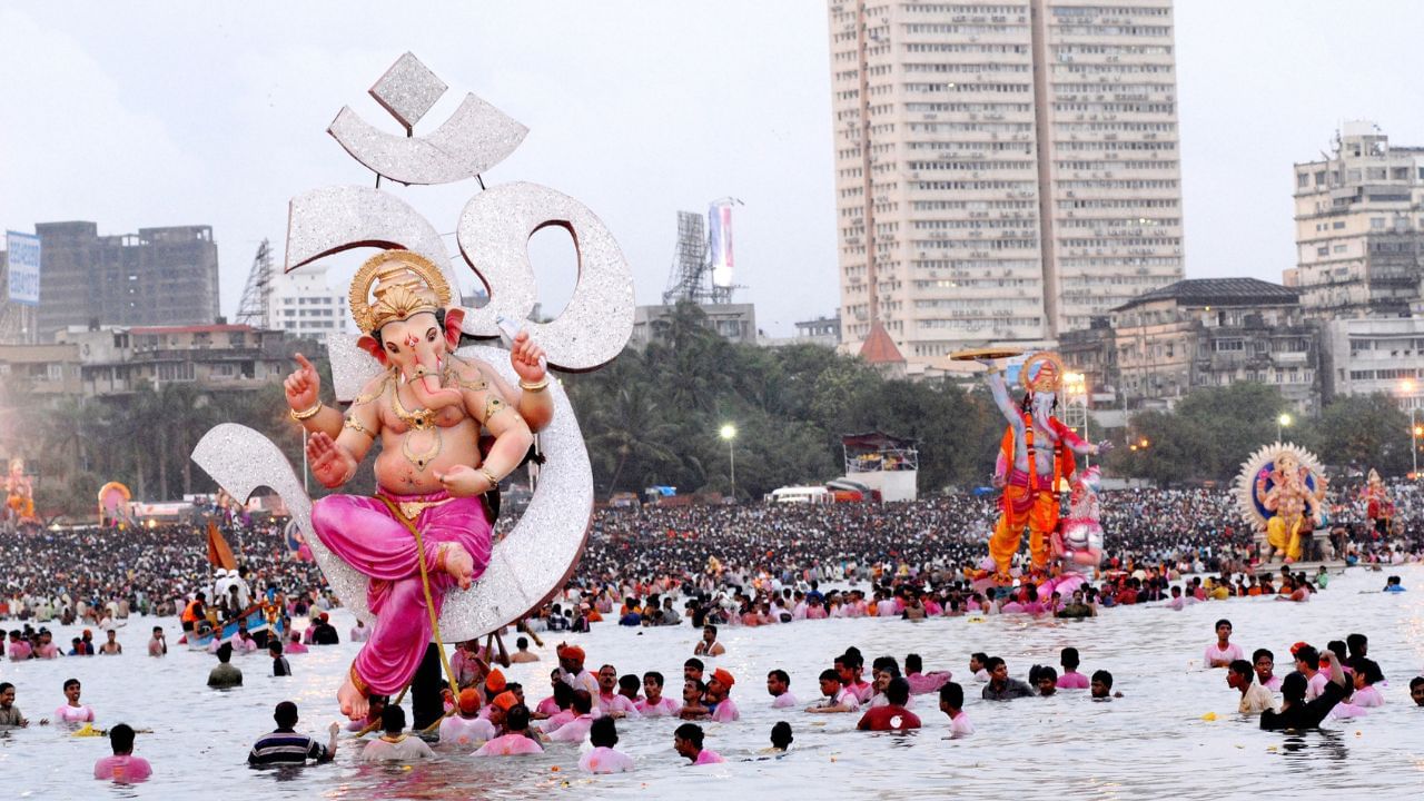 গণেশ পুজোতে ভোগ নিবেদন পুজোরই এক বিশেষ অংশ। ভগবান গণেশ হলেন ভক্তের মঙ্গল, জ্ঞান, সমৃদ্ধি ও বাধা-নাশক দেবতা। কথিত, গণেশ মিষ্টিপ্রিয়, বিশেষত মোদক ভীষণ পছন্দ করেন। বিশ্বাস, আন্তরিক ভক্তিভরে সঠিক ভোগ নিবেদন করলে খুশি হন সিদ্ধিদাতা গণেশ। পূর্ণ হয় মনবাঞ্ছা। গণেশ পুজোয় কোন কোন ভোগ নিবেদন করলে মনোবাসনা সিদ্ধ হয়? 