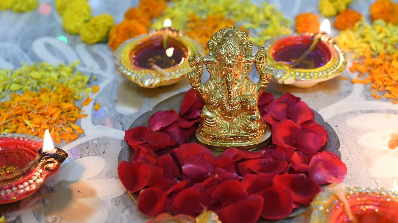 লাড্ডু - মোদকের পাশাপাশি লাড্ডুও গণপতির বড় প্রিয়। বিশেষত বেসন বা বুন্দির লাড্ডু নিবেদন করলে সংসারে ধনসম্পদ ও সৌভাগ্যের বৃদ্ধি ঘটে। অনেকে আবার তিল ও গুড়ের লাড্ডু ভোগ হিসেবে দেন, যা শুভ শক্তি ও স্বাস্থ্য উভয়ই রক্ষা করে বলে মনে করা হয়।