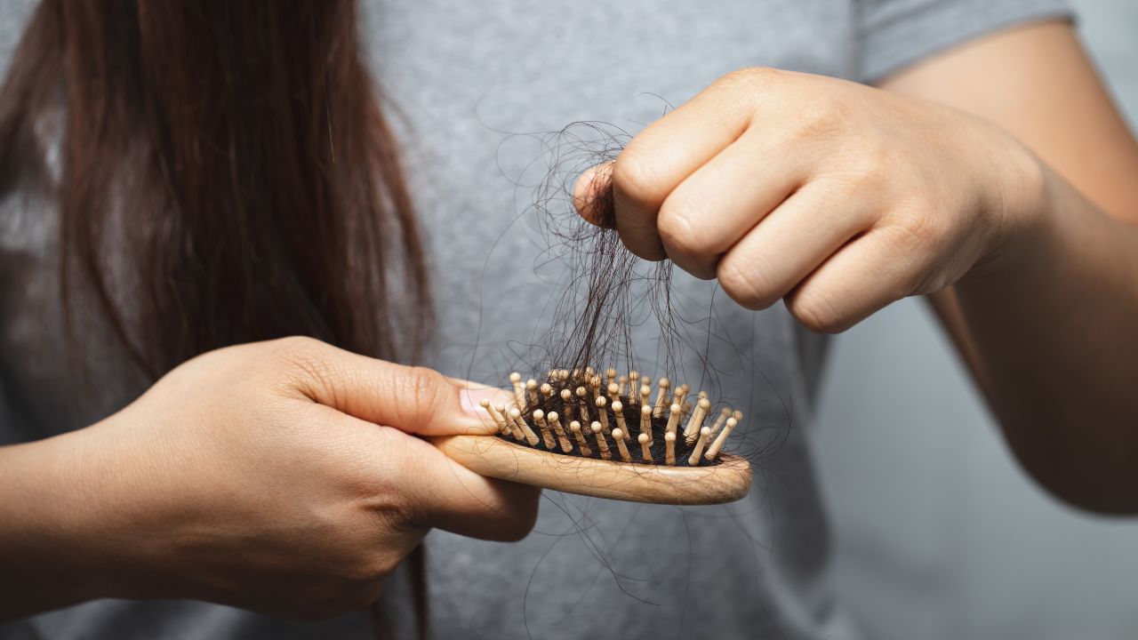 Oil for Hair Loss: চুল উঠতে উঠতে উঁকি দিচ্ছে টাক? সস্তার এই ৩ তেলেই পাবেন সমাধান Oil for Hair Loss: চুল উঠতে উঠতে উঁকি দিচ্ছে টাক? সস্তার এই ৩ তেলেই পাবেন সমাধান