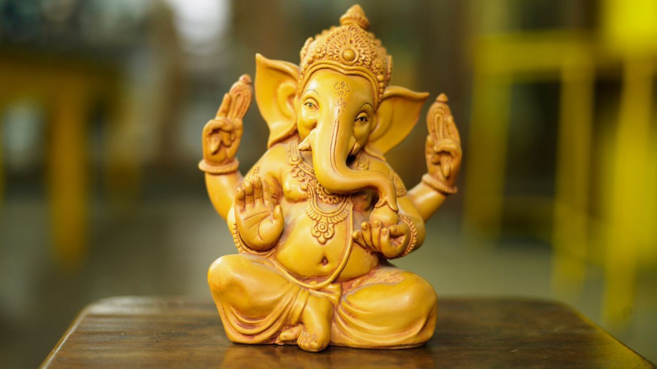 ক্ষীর বা পায়েস - দুধ, চাল ও চিনি দিয়ে তৈরি ক্ষীর বা পায়েস পুজোর অন্যতম পবিত্র ভোগ। গণপতির কাছে খীর নিবেদন করলে ভক্তের সংসারে অন্নের অভাব দূর হয় এবং পরিবারে সুখ-শান্তি বজায় থাকে। যারা সন্তানের মঙ্গল কামনা করেন, তারা বিশেষভাবে ক্ষীর নিবেদন করলে ফলপ্রাপ্ত হন বলে বিশ্বাস।