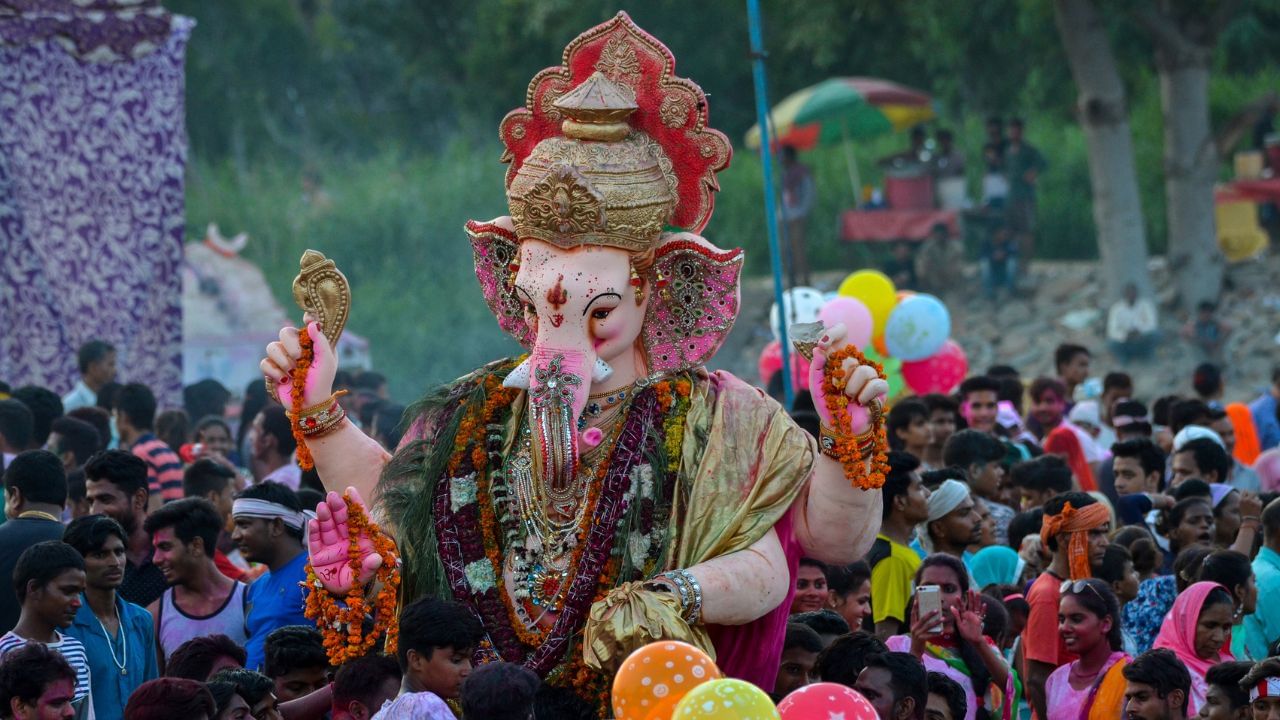 নারকেল - নারকেলকে শুভ প্রতীক ধরা হয়। পুজোয় গোটা নারকেল নিবেদন করলে জীবনের বাধা দূর হয়। অনেকেই পুজোর শেষে সেই নারকেল ভক্তদের মধ্যে প্রসাদ হিসেবে বিতরণ করেন, যা ভাগ করে খেলে ভক্তদের মনোবাসনা পূর্ণ হয় বলে মনে করা হয়।