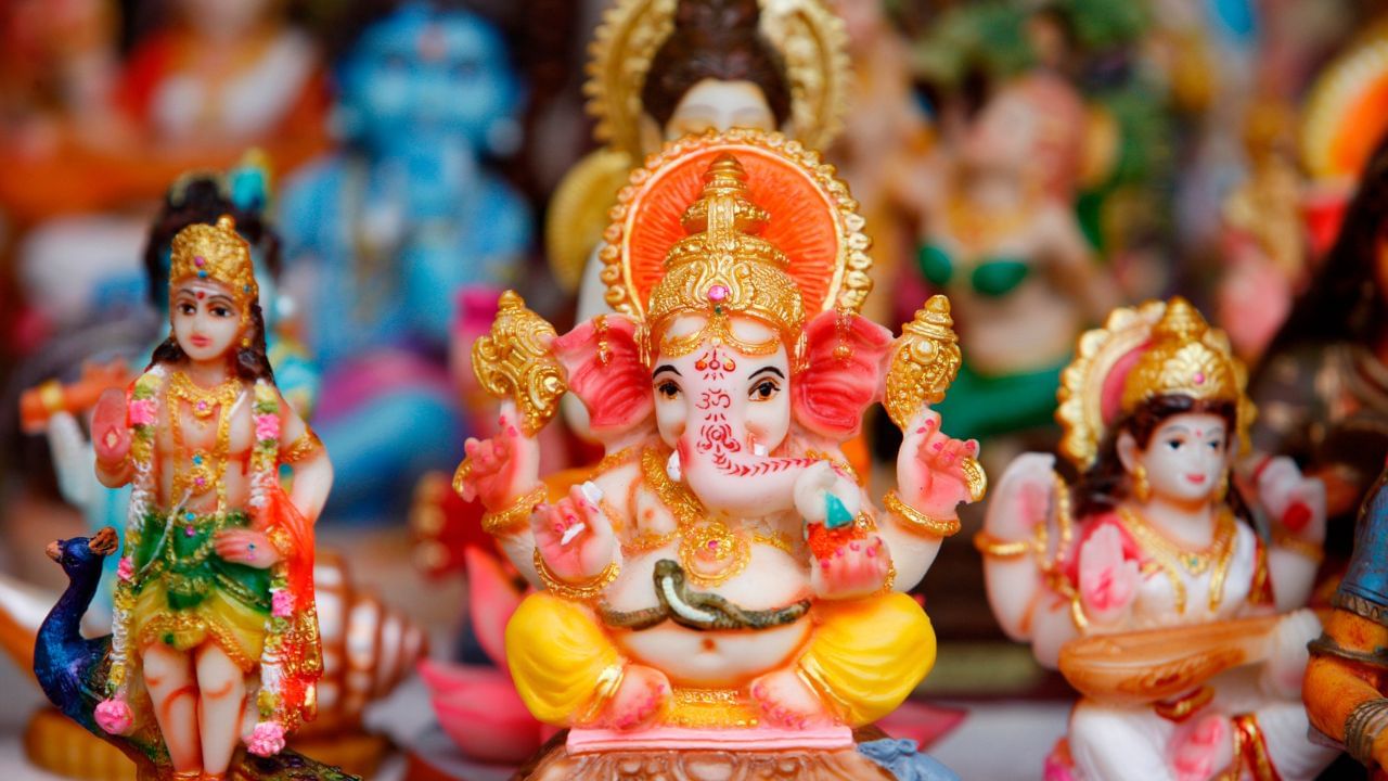 গণেশ পুজোয় মোদক, লাড্ডু, ক্ষীর, ফলমূল, নারকেল ও মিষ্টান্ন নিবেদন করলে ভগবান গণেশ ভক্তের আন্তরিকতা উপলব্ধি করেন এবং দ্রুত মনবাঞ্ছা পূর্ণ করেন বলেই বিশ্বাস। (সব ছবি - Getty Images)