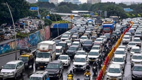 যানজটে আটকে অ্যাম্বুল্যান্স, চোখের সামনে স্ত্রীকে হারালেন কৌশিক