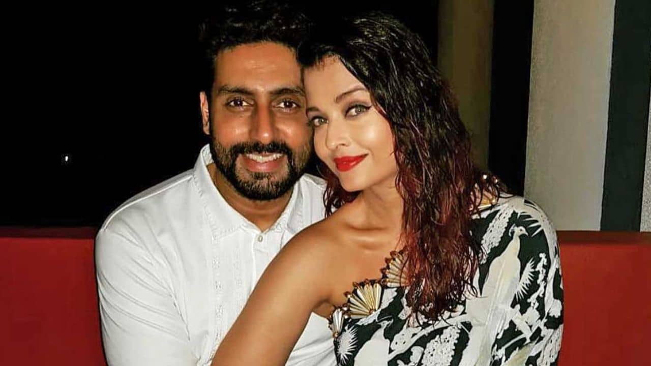 ভক্তর ফোন ক্যামেরার সামনে ঘনিষ্ঠ ঐশ্বর্য-অভিষেক! বিমানবন্দরে তারপর কী ঘটল জানেন?