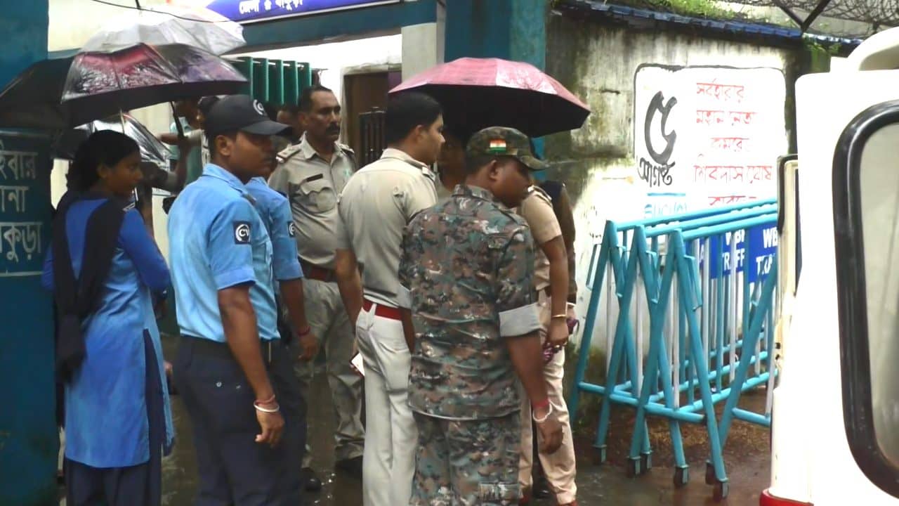 ABVP Protest: ছাত্র সংসদ নির্বাচনের দাবি, DM অফিস অভিযানে তুলকালাম, আটক ৮ ABVP কর্মী