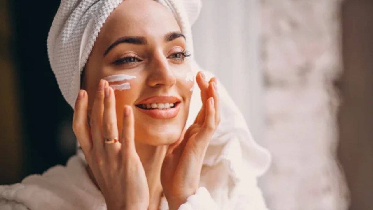 Skin Care Tips: এসিতে বসে বসে শুষ্ক হয়ে যাচ্ছে ত্বক? কী করলে মিলবে মুক্তি?