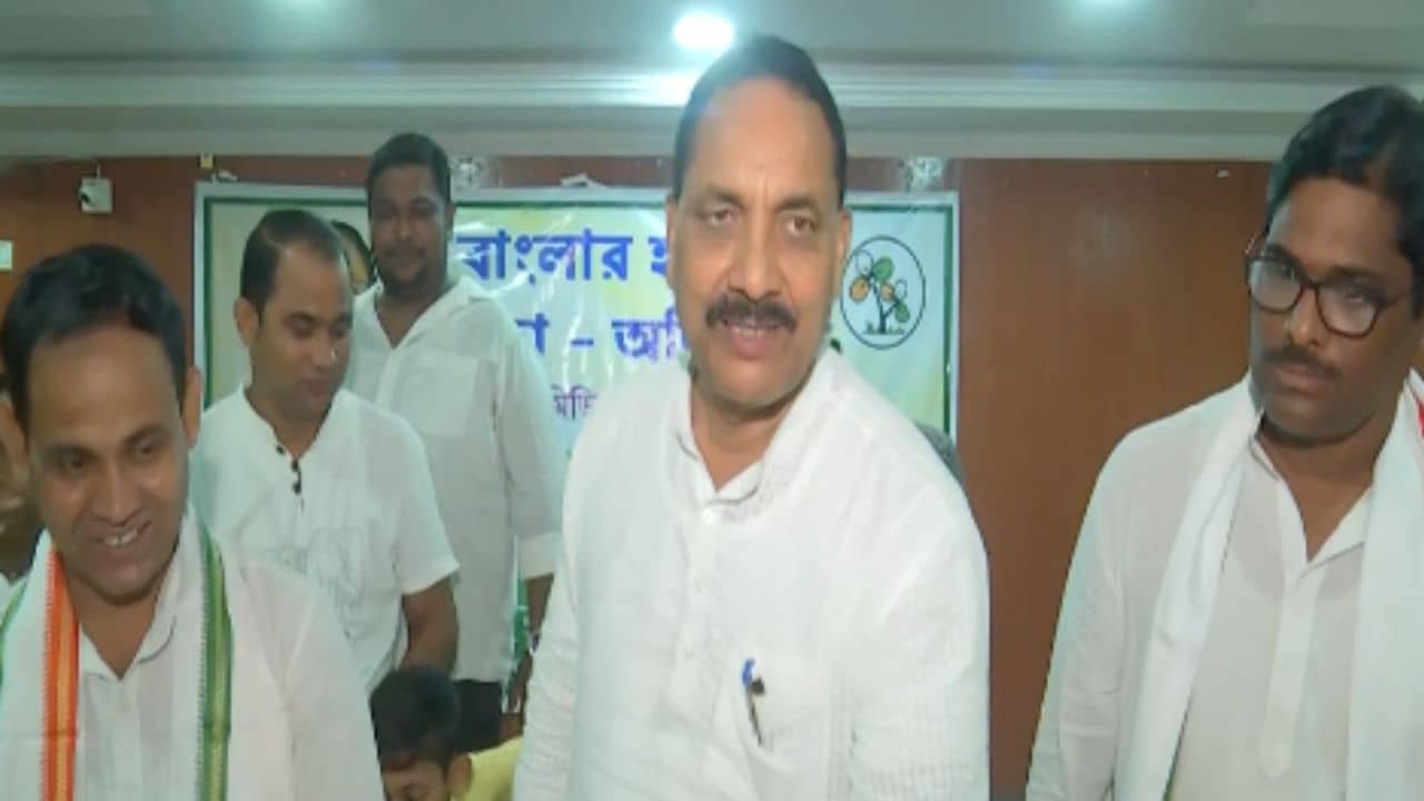 Malda: বিজেপি নেতাদের পদাঘাত করে বাংলাদেশে পাঠাব, বিতর্কিত মন্তব্য তৃণমূল নেতার