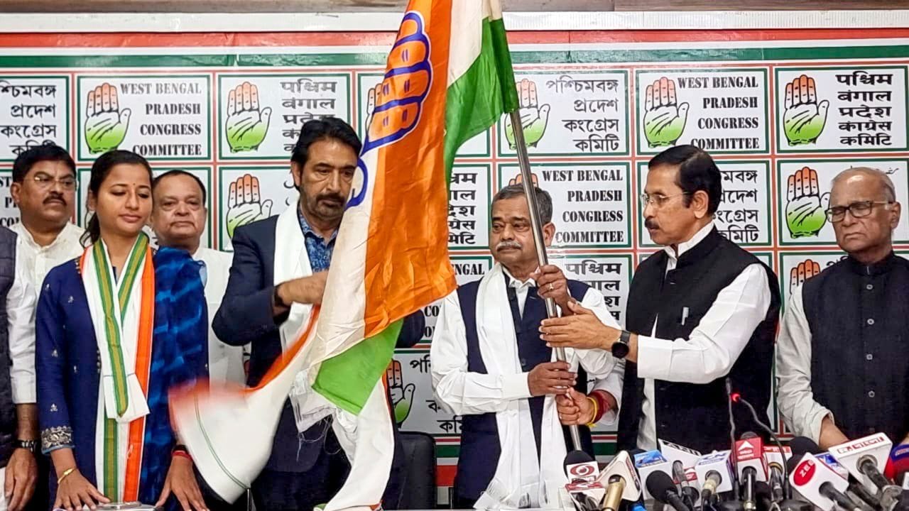 Birbhum: বীরভূমে কংগ্রেসের জেলা সভাপতি প্রণবপুত্র, দলের নেতা-কর্মীরাই ক্ষোভ উগরে দিচ্ছেন Birbhum: বীরভূমে কংগ্রেসের জেলা সভাপতি প্রণবপুত্র, দলের নেতা-কর্মীরাই ক্ষোভ উগরে দিচ্ছেন