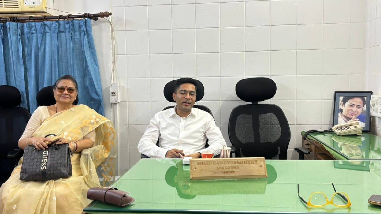 Abhishek Banerjee: দলনেতা হিসেবে দলীয় সাংসদদের সঙ্গে প্রথম বৈঠক! সুদীপের চেয়ার ফাঁকা রেখে পাশের চেয়ারে বসলেন অভিষেক