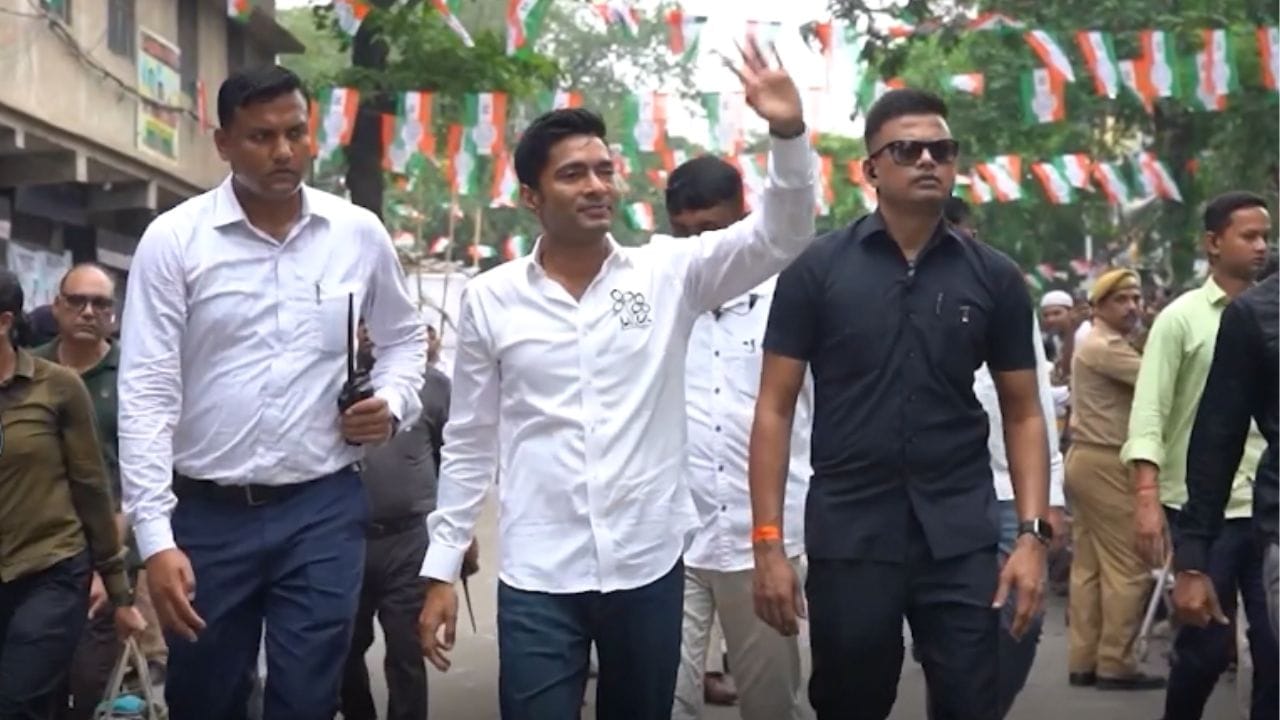 Abhishek Banerjee: জেলাওয়াড়ি বৈঠকে অভিষেক! ক্যামাক স্ট্রিটের কার্যালয়ে উঠবে মতুয়া প্রসঙ্গ? Abhishek Banerjee: জেলাওয়াড়ি বৈঠকে অভিষেক! ক্যামাক স্ট্রিটের কার্যালয়ে উঠবে মতুয়া প্রসঙ্গ?