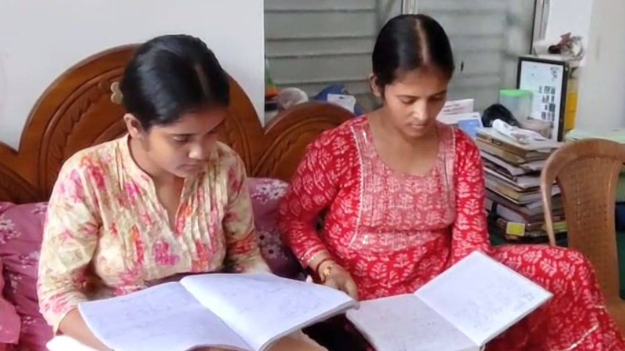 Agarpara News: একই সঙ্গে স্নাতক হলেন আগরপাড়ার মা-মেয়ে