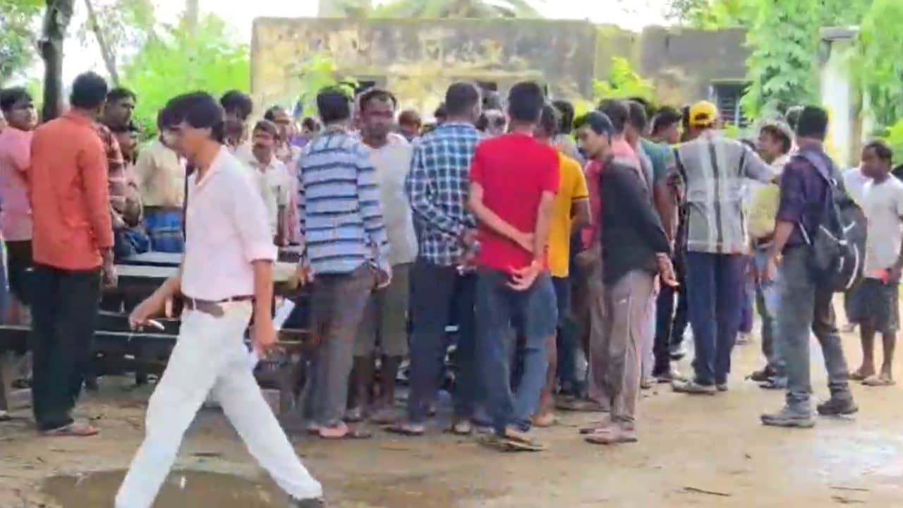 Protest in School: মিড ডে মিলের টাকা আত্মসাতের অভিযোগে স্কুলে বিক্ষোভ, কাঠগড়ায় প্রধান শিক্ষক
