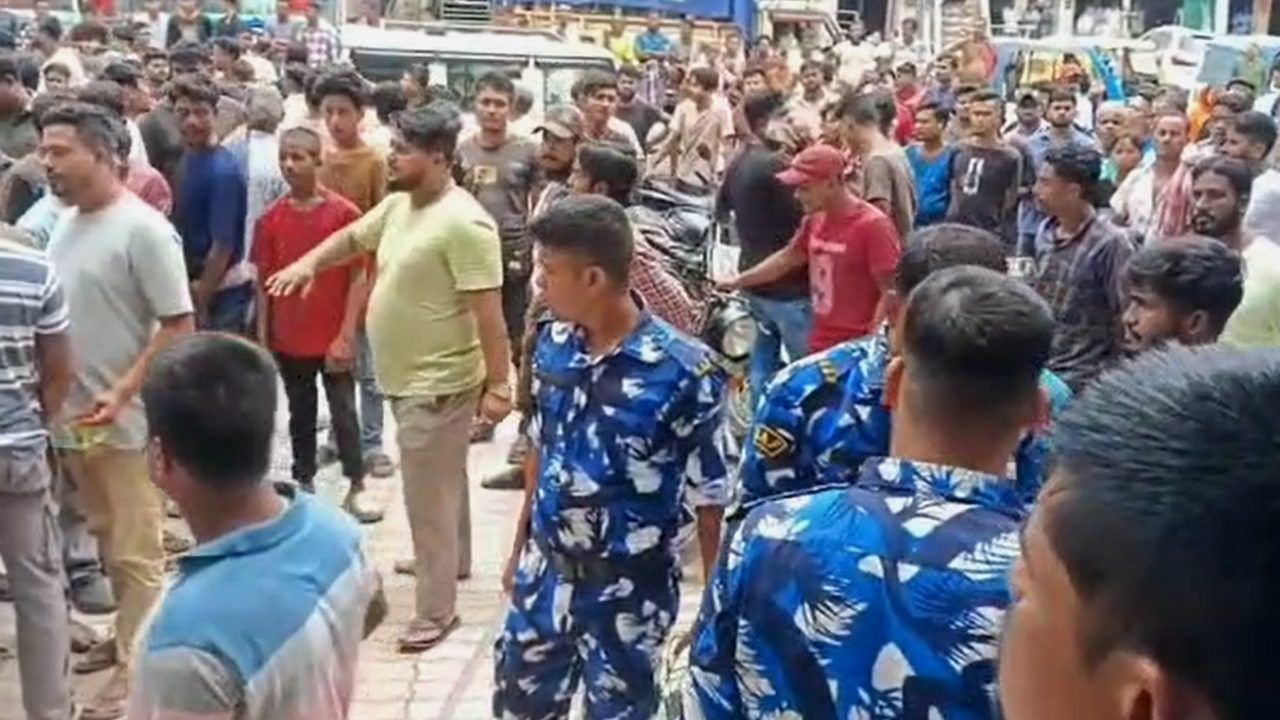 Alipurduar: রাত থেকে নিখোঁজ, সকালে উদ্ধার যুবকের ঝুলন্ত দেহ! হোটেল ঘিরে ফেল স্থানীয় বাসিন্দারা