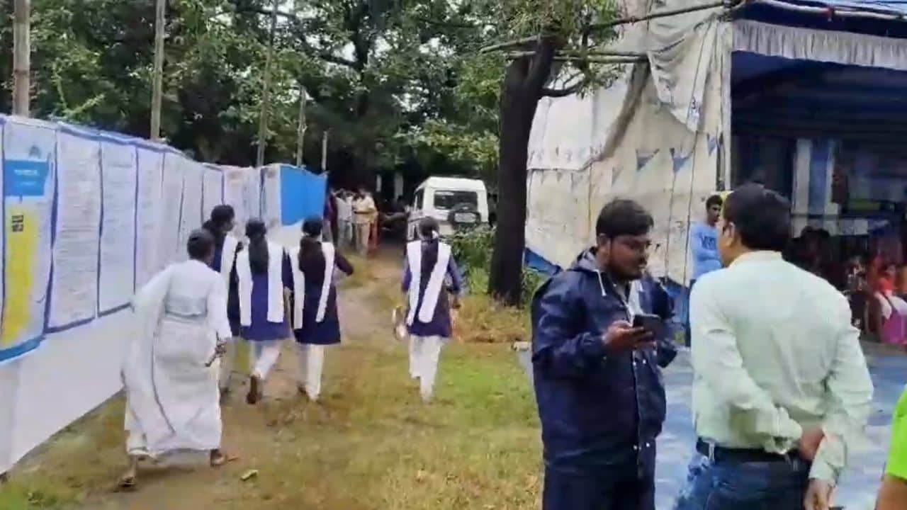 Bankura: মাইক বাজিয়ে স্কুলেই চলল ‘আমাদের পাড়া আমাদের সমাধানের’ শিবির, বিতর্ক রাজনৈতিক আঙিনায়