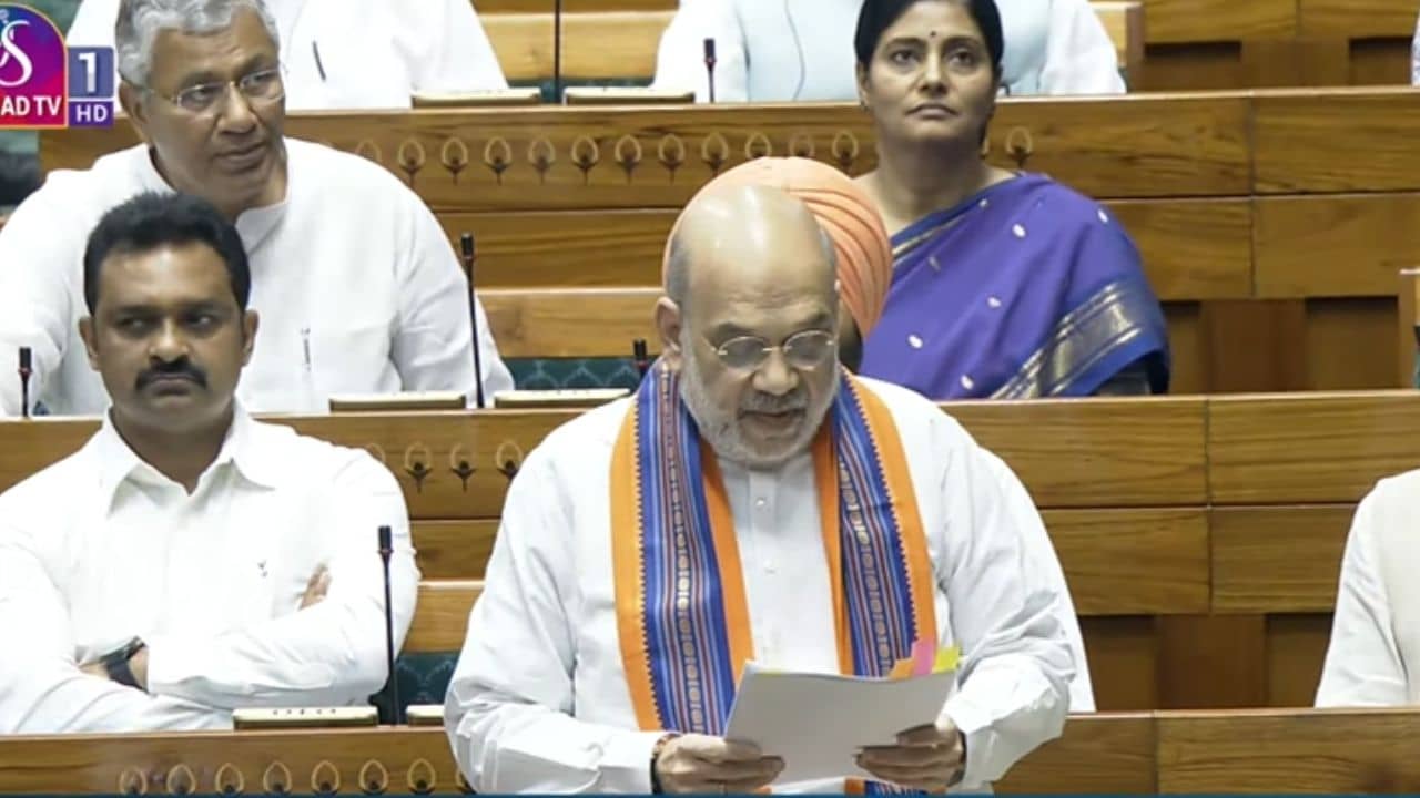 Parliament: সংবিধান সংশোধনী বিল পেশ অমিত শাহের, বিল ছিঁড়ে ছুড়ে মারলেন কল্যাণ সহ বিরোধী সাংসদরা