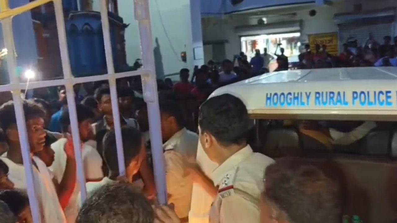 Arambagh: ক্লাস টেনের ছাত্রীর শ্লীলতাহানির অভিযোগে উত্তাল পুরশুড়া, পুলিশের গাড়ি ঘিরেও চলল বিক্ষোভ