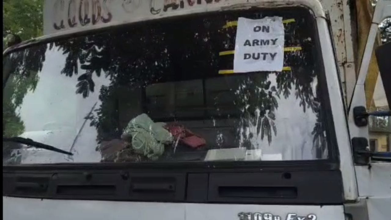 Army car in Alipurduar: সামনের কাচে বড়-বড় করে লেখা 'ARMY', তার ভিতর থেকেই বেরল এইসব Army car in Alipurduar: সামনের কাচে বড়-বড় করে লেখা 'ARMY', তার ভিতর থেকেই বেরল এইসব
