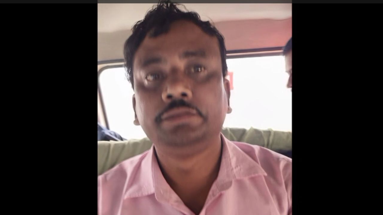 Burdwan: লক্ষ লক্ষ টাকা প্রতারণার অভিযোগ, CID-র হাতে গ্রেফতার পোস্টমাস্টার Burdwan: লক্ষ লক্ষ টাকা প্রতারণার অভিযোগ, CID-র হাতে গ্রেফতার পোস্টমাস্টার