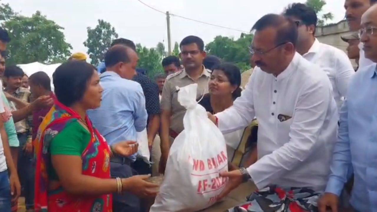 Arup Biswas: সকলের হাতে তখন ত্রাণের চাল-ডাল তুলে দিচ্ছেন মন্ত্রী, হঠাৎ এক মহিলা অরূপকে দেখেই বললেন...