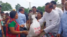 সকলের হাতে তখন ত্রাণ তুলে দিচ্ছেন মন্ত্রী, হঠাৎ মহিলা অরূপকে বললেন... সকলের হাতে তখন ত্রাণ তুলে দিচ্ছেন মন্ত্রী, হঠাৎ মহিলা অরূপকে বললেন...