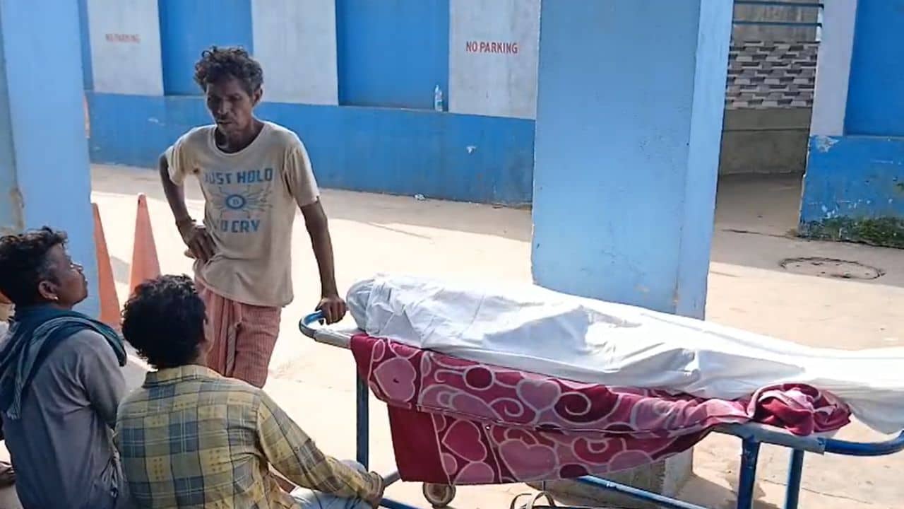 Asansol: রোগী মৃত্যুতে চিকিৎসার গাফিলতির অভিযোগ, হাসপাতালে ভাঙচুর