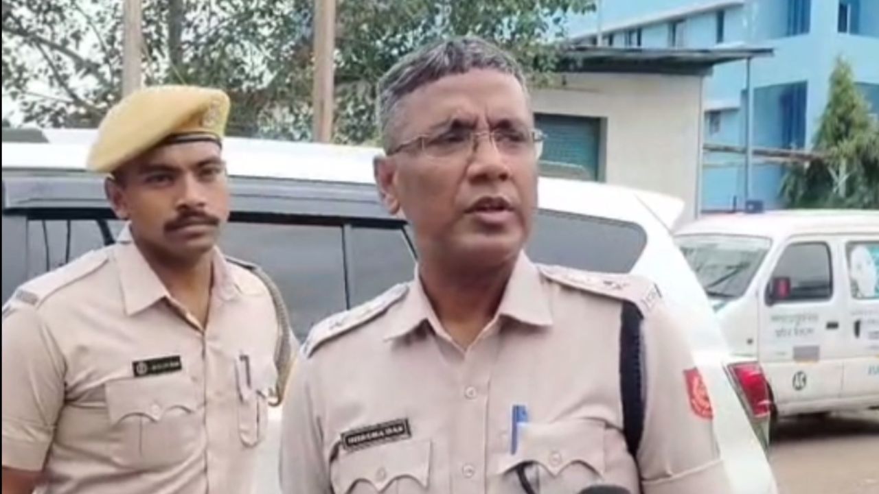 Asansol: জঙ্গলের ভিতরে পাতা ঢাকা অবস্থায় কী? স্তম্ভিত এলাকাবাসী Asansol: জঙ্গলের ভিতরে পাতা ঢাকা অবস্থায় কী? স্তম্ভিত এলাকাবাসী