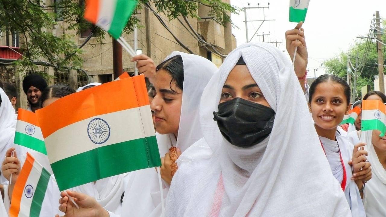 জাতীয় পতাকার উপরে গেরুয়া, মাঝে সাদা ও নীচে সবুজ রঙ থাকে। মাঝে থাকে অশোক চক্র। ১৯৪৭ সালের ২২ জুলাই জাতীয় পতাকা তৈরি হয়। 