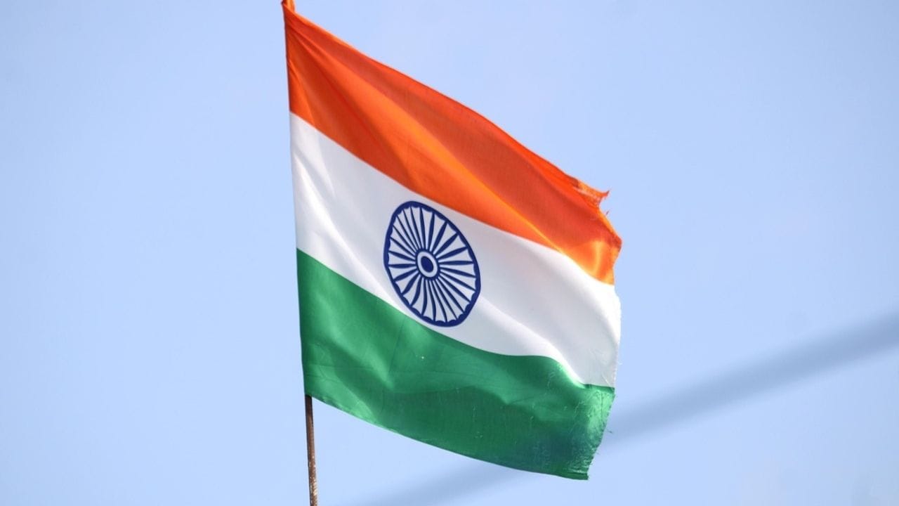 মহাত্মা গান্ধী এই জাতীয় পতাকা তৈরির দায়িত্ব দিয়েছিলেন পিঙ্গালি ভেঙ্কায়াকে। 