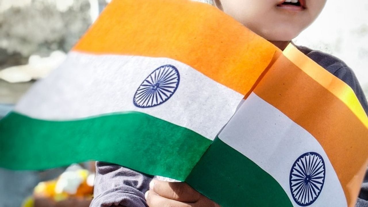 অশোক চক্র আত্মবিশ্বাস, আত্মনির্ভরতার প্রতীক। হিন্দু, বৌদ্ধ, জৈন ও শিখ ধর্মে অশোক চক্রের নানা ব্যাখ্যা দেওয়া হয়েছে।