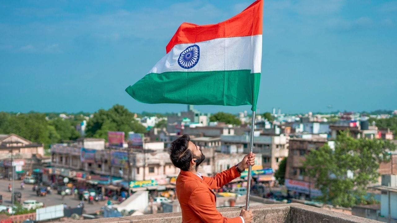 আবার বৌদ্ধ ধর্মে এই অশোক চক্রের ২৪টি দাগ জীবনের কষ্টের ১২টি ধাপ এবং আত্মনির্ভরতাকে তুলে ধরে। 