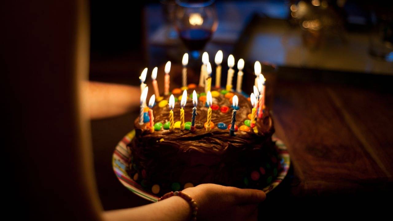 রাত ১২টায় কেক কেটে বার্থডে সেলিব্রেট করেন, জানেন জ্যোতিষশাস্ত্র মতে এটি শুভ না অশুভ?