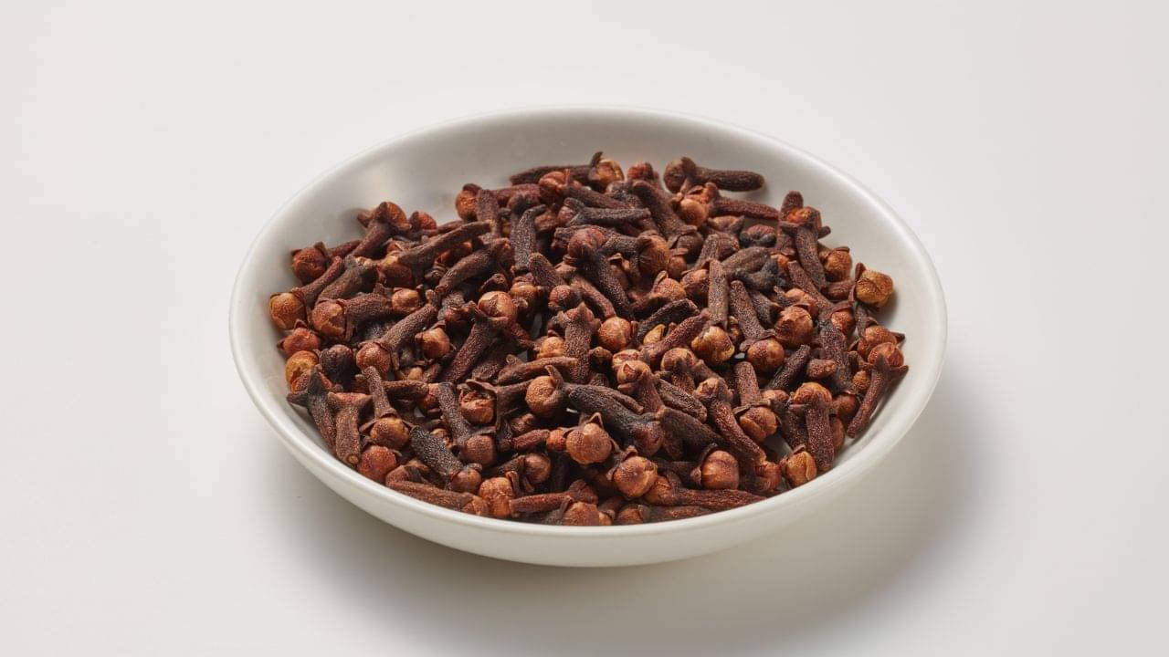 Clove: জীবনে কোনওভাবে সাফল্য ধরা দিচ্ছে না? এক পিস লবঙ্গ দিয়ে এ কাজ করে দেখুন তো