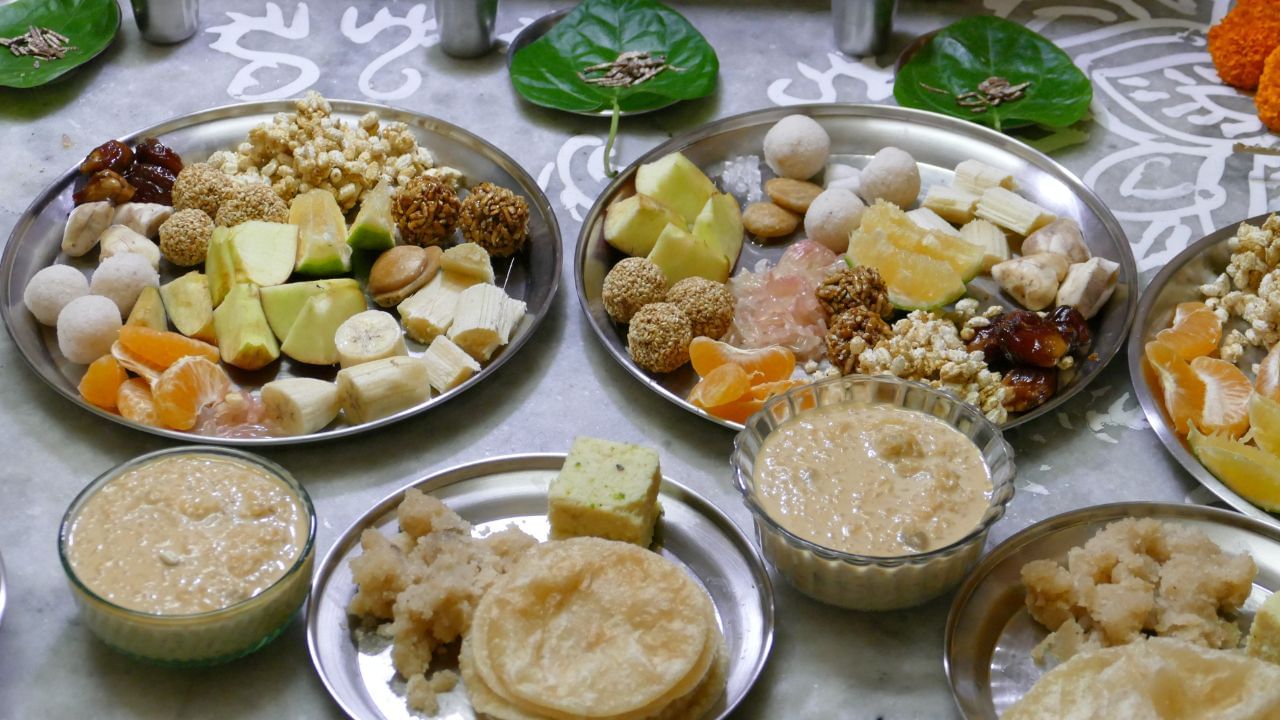 Puja Rituals: পুজোর সময় নৈবেদ্য দিতে গিয়ে করবেন না এই ভুলগুলি, নইলে ঠাকুর রেগে ভোগ গ্রহণ করবেন না Puja Rituals: পুজোর সময় নৈবেদ্য দিতে গিয়ে করবেন না এই ভুলগুলি, নইলে ঠাকুর রেগে ভোগ গ্রহণ করবেন না