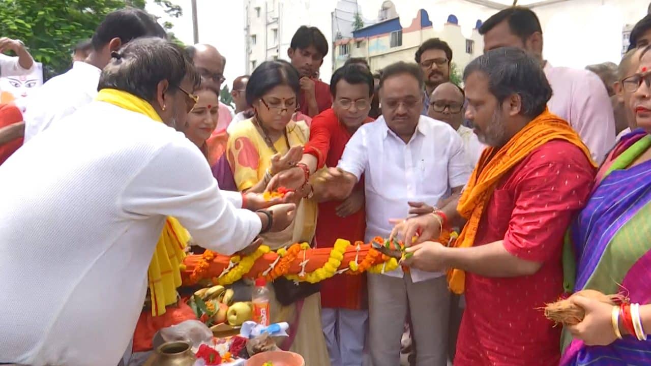 BJP’s Durga Puja: ছাব্বিশের ভোটের আগে ফের পুজোয় ফিরল বিজেপি, বাইশের জায়গাতেই হয়ে গেল খুঁটি পুজো