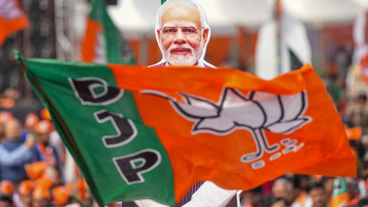 BJP: আতসকাচের নিচে ১০-১২ জন! বদল হবে বিজেপির একাধিক জেলা সভাপতি? BJP: আতসকাচের নিচে ১০-১২ জন! বদল হবে বিজেপির একাধিক জেলা সভাপতি?