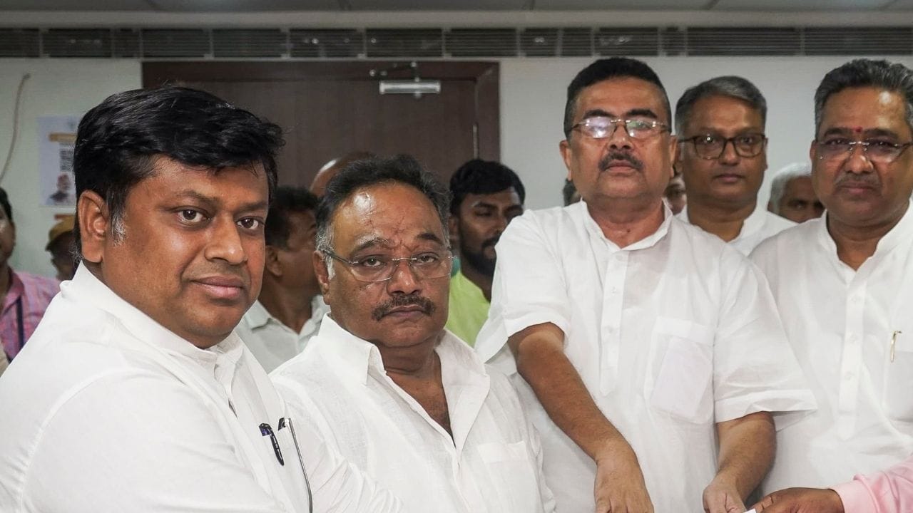 তৃণমূলের SIR প্রচারের পাল্টা কোন পথে হাঁটবে বঙ্গ বিজেপি? দিল্লিতে সাজিয়ে ফেলা হল ঘুঁটি তৃণমূলের SIR প্রচারের পাল্টা কোন পথে হাঁটবে বঙ্গ বিজেপি? দিল্লিতে সাজিয়ে ফেলা হল ঘুঁটি