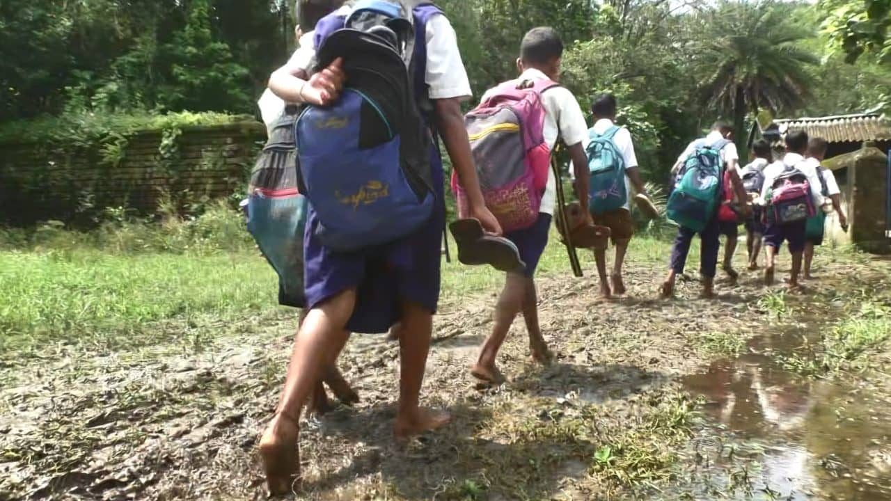 Bankura: পুজোয় লাখ লাখ বরাদ্দ, রাস্তা থেকে স্কুলের হাল ফিরবে কবে? প্রশ্ন ঘুরছে বাঁকুড়ার গ্রামে গ্রামে