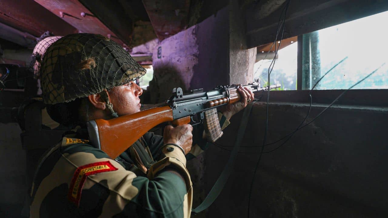 BSF: ভারতে ঢোকার সুযোগ খুঁজছিল পাকিস্তানের অনুপ্রবেশকারী, শিক্ষা দিল BSF