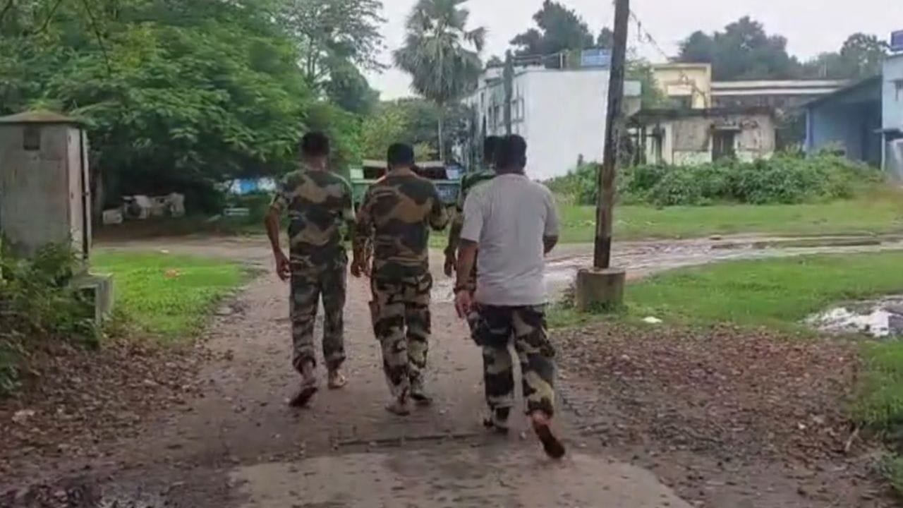 BSF: ভারত-বাংলাদেশ সীমান্তে আলো জ্বালাতে গিয়ে মৃত্যু BSF জওয়ানের BSF: ভারত-বাংলাদেশ সীমান্তে আলো জ্বালাতে গিয়ে মৃত্যু BSF জওয়ানের